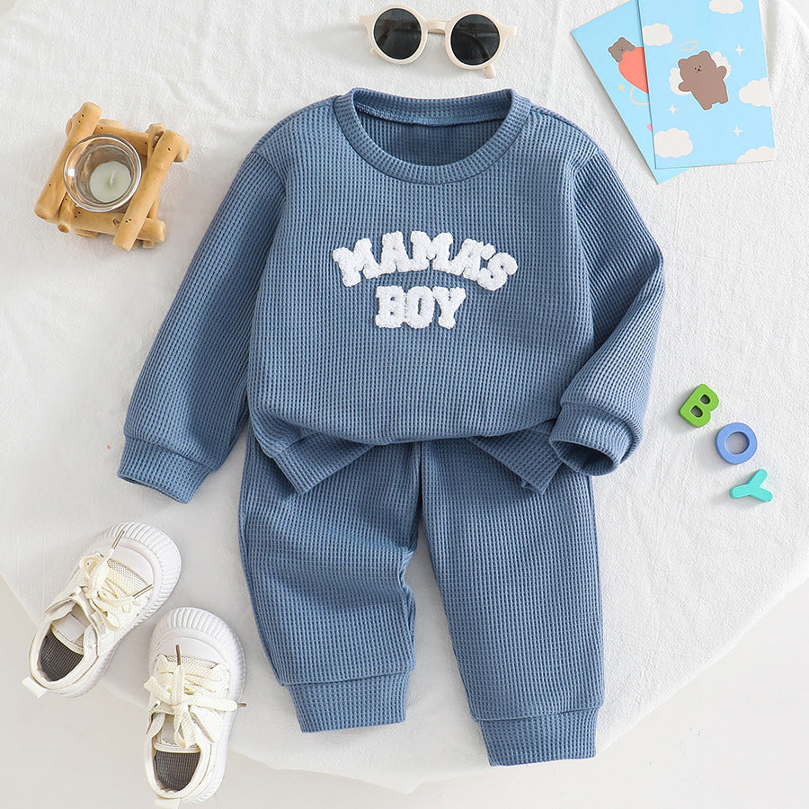 Baby set with embroidered letters on the top