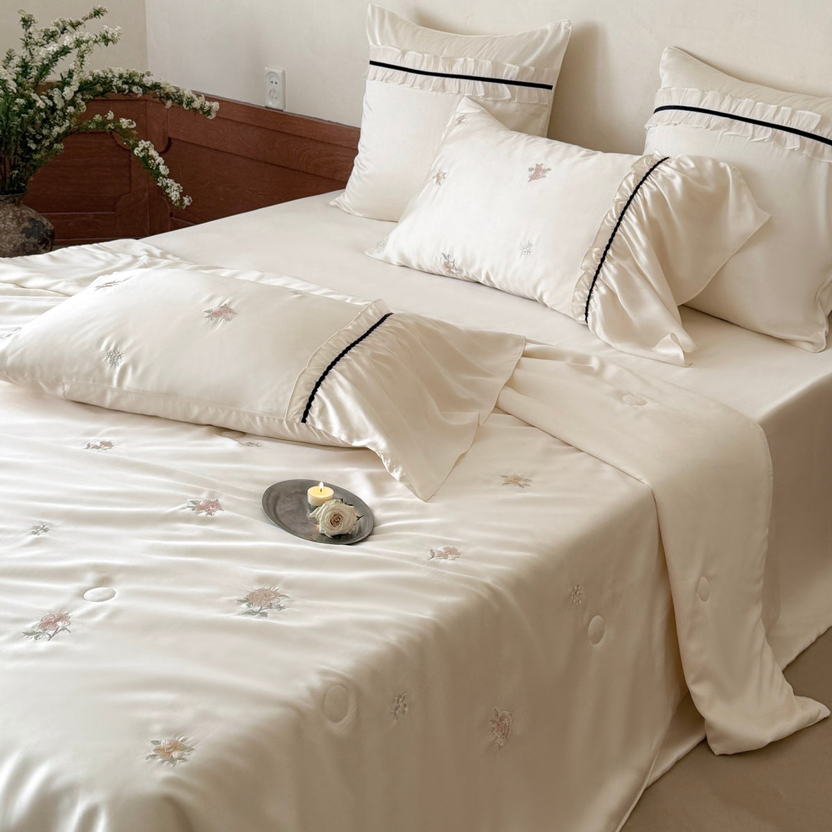 Floral Embroidery Tencel Cool-Smooth Summer Quilt Four-Piece Set