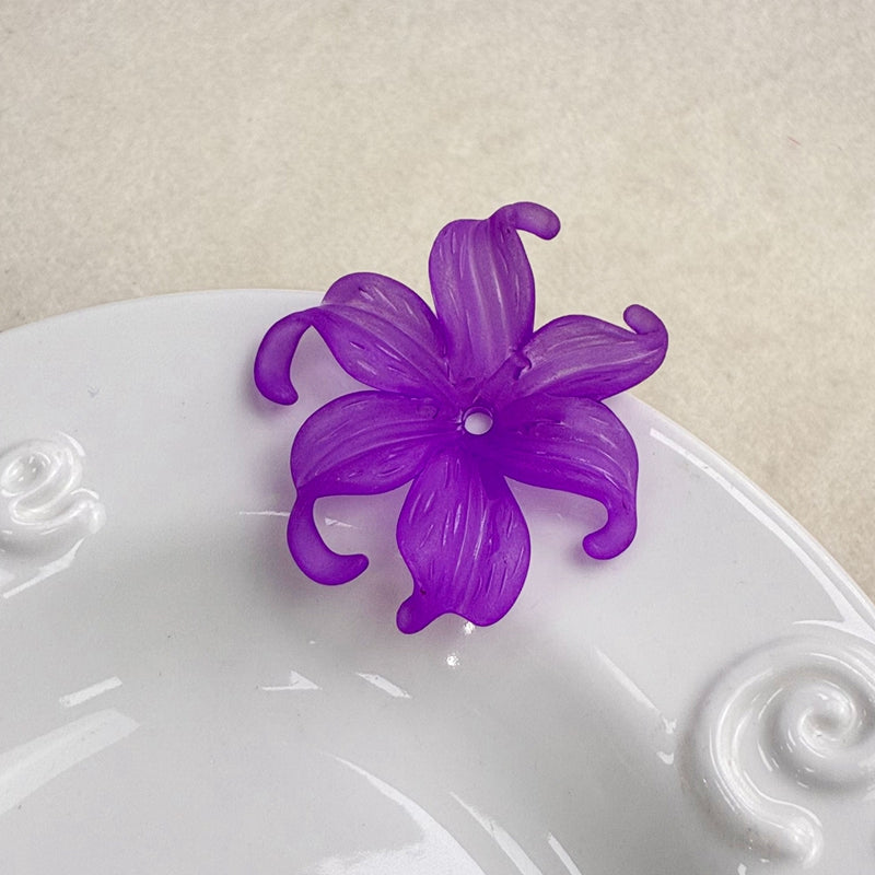 Matte Acrylique Curled Petal Iris Charms
