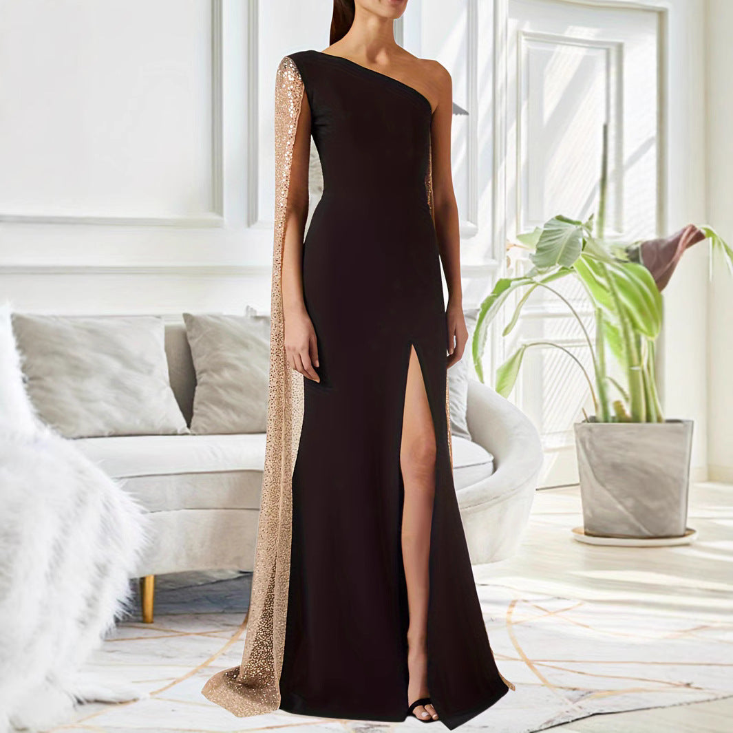 Robe noire à une épaule à fente