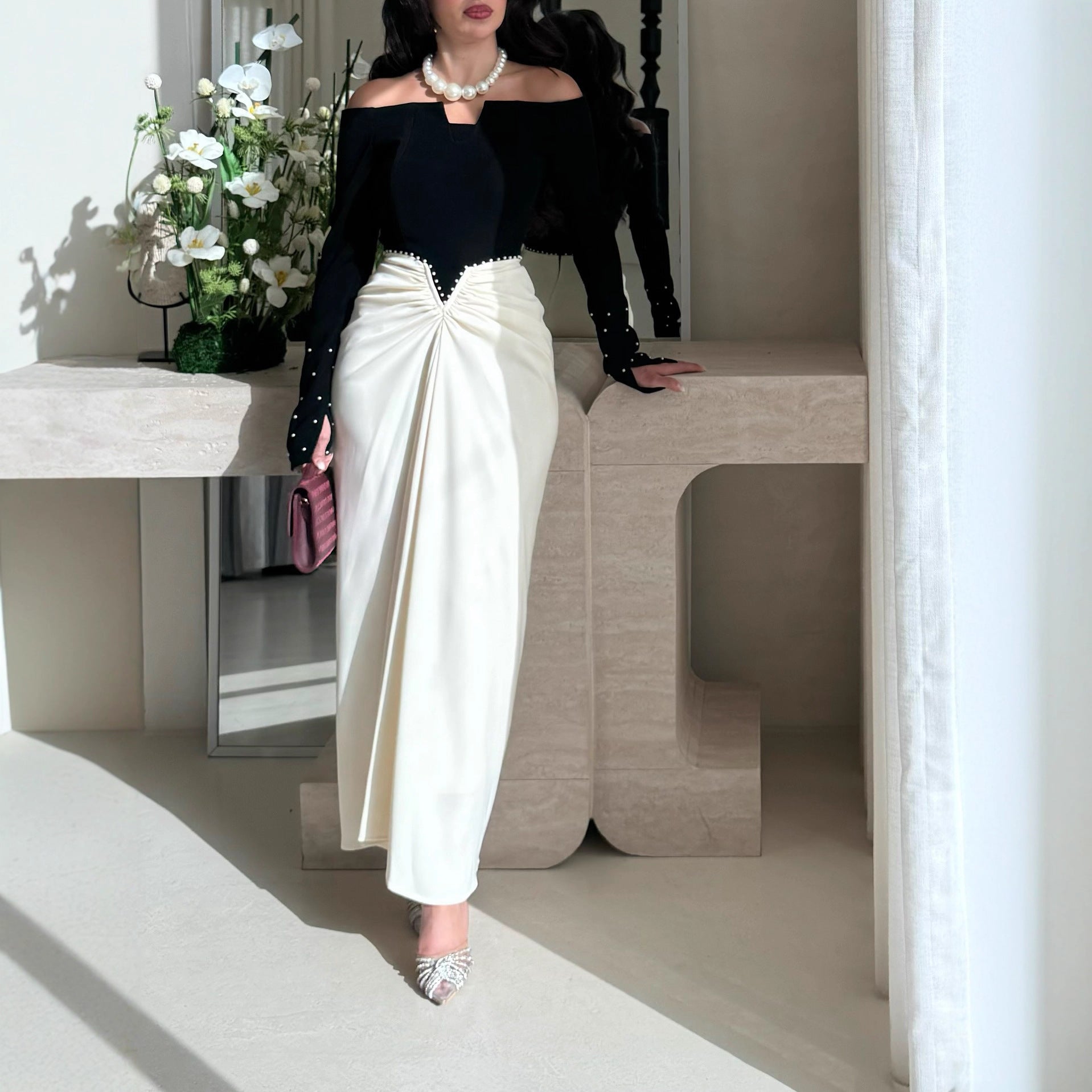 Robe de gaine élégante avec blocage de couleur et embellissements de perles