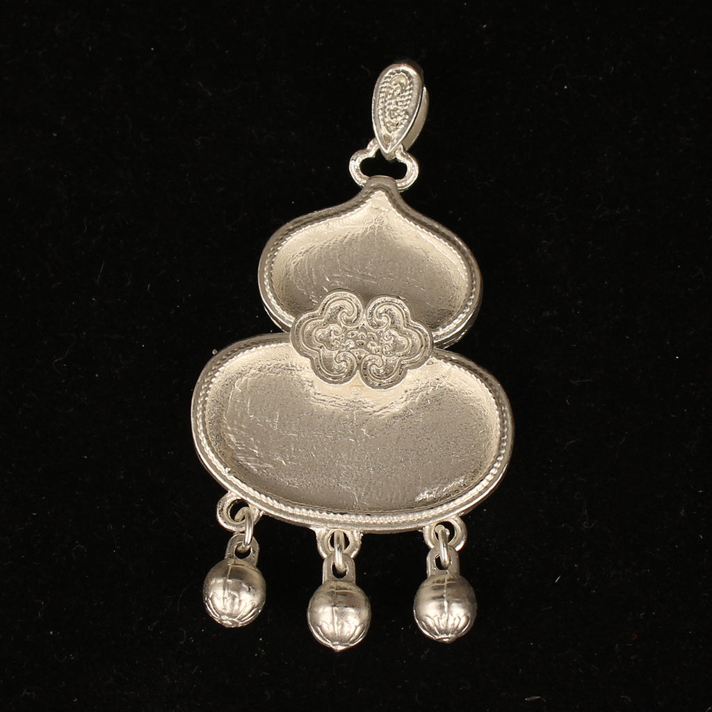 Pendentif papillon incrusté avec une cloche