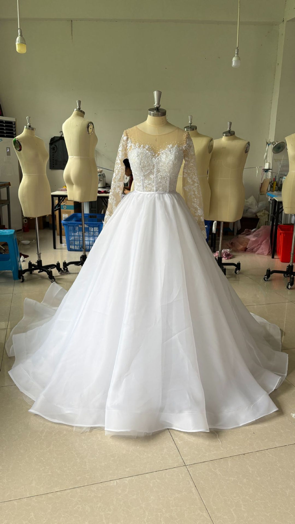 Robe de mariée à manches longues brodées