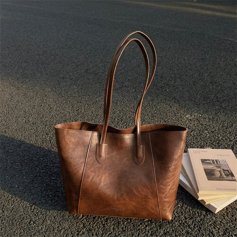 Versatile Commuter Sac à bandoulière cette année Tendance est le tote spacieux