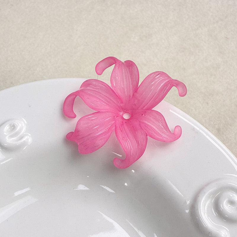 Matte Acrylique Curled Petal Iris Charms