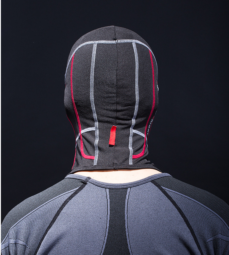 En extérieur, coupe-vent et coiffure chaude pour hommes