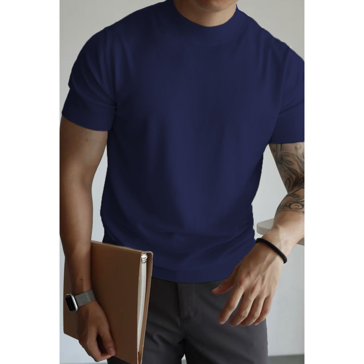 Costume de couleur unie avec un t-shirt en soie glacée d'été