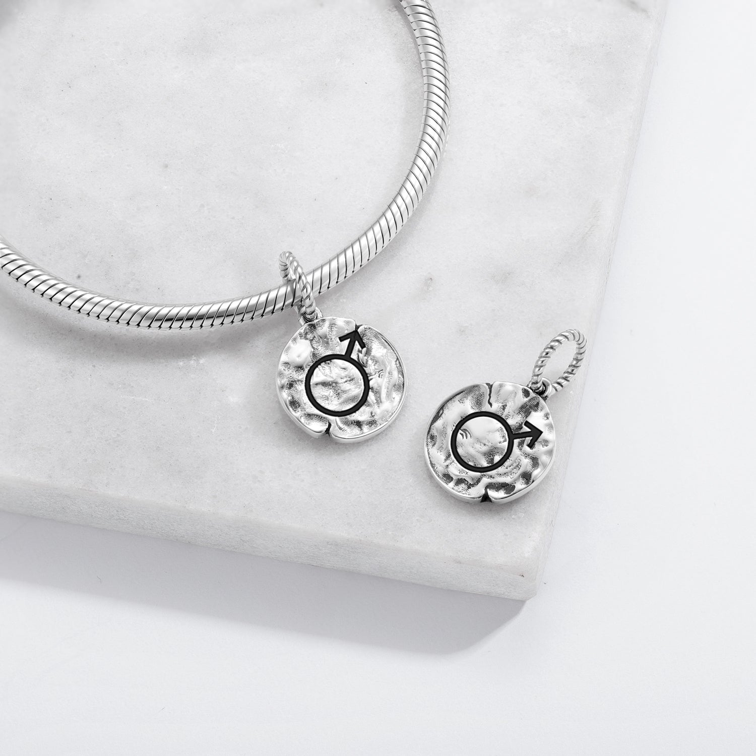Grec Mythologie Ares Mars Symbole 925 Argent Sterling Textured Dangle Charm pour Charm