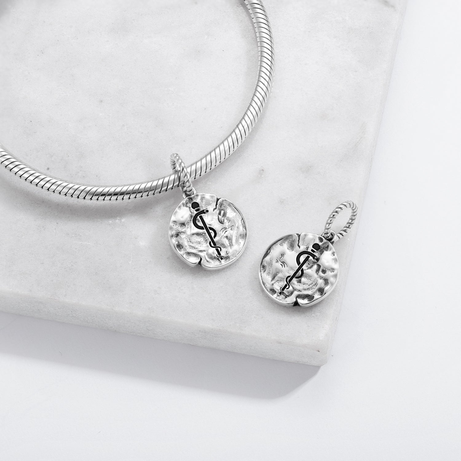Charm Rod OfAsclepius Symbol 925 Argent Sterling Textured Dangle Charm pour Charm Brac