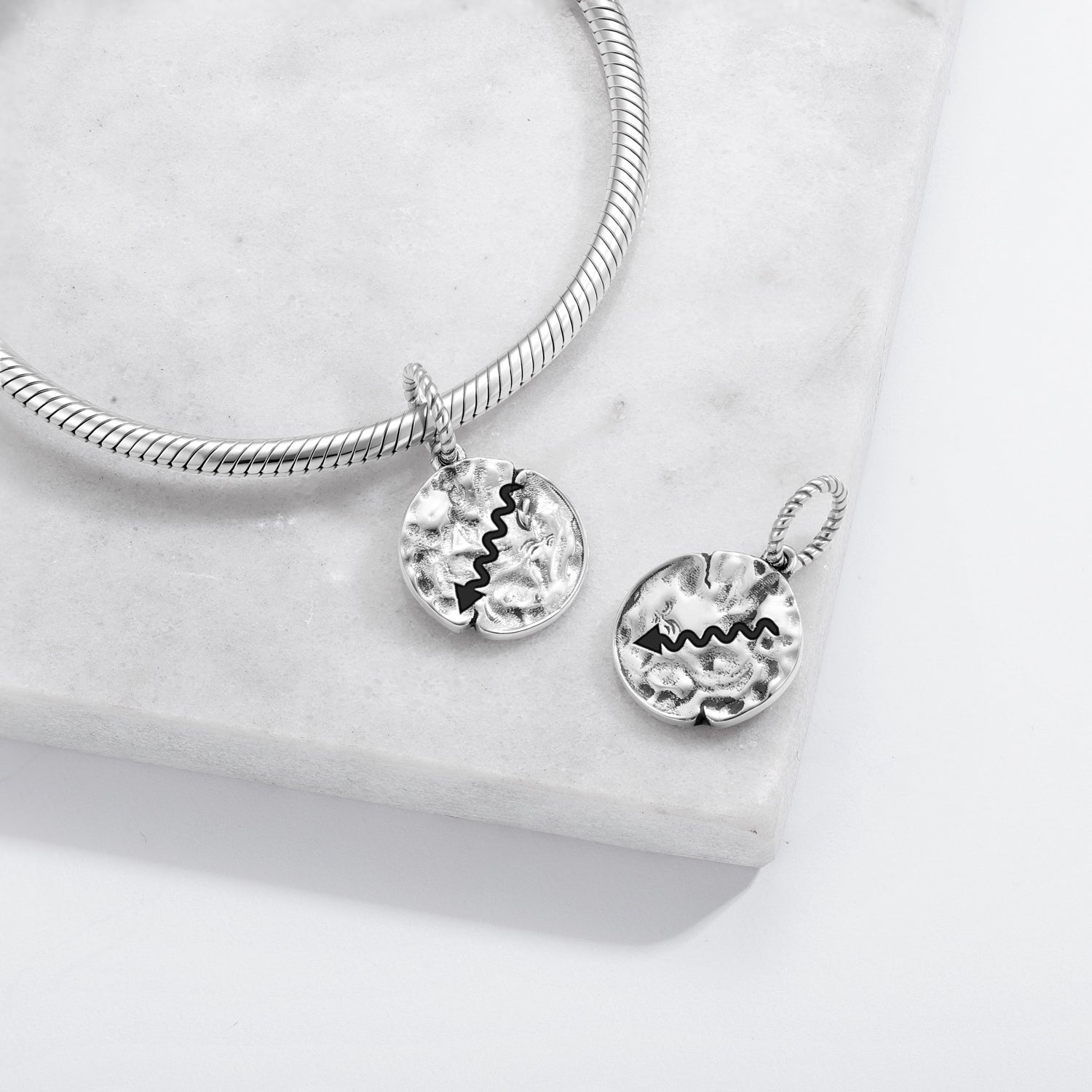 Native Rock Art Sagesse Symbole 925 Argent Sterling Textured Dangle Charm pour Charm Bra