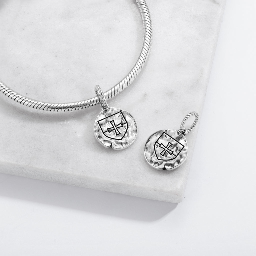 Templier manteau d'armoiries Chevaliers Templier Symbole 925 Argent Sterling Texture main Dangle Charm