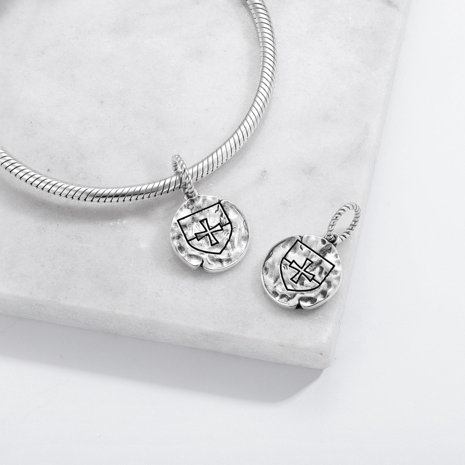 Templier manteau d'armoiries Chevaliers Templier Symbole 925 Argent Sterling Texture main Dangle Charm
