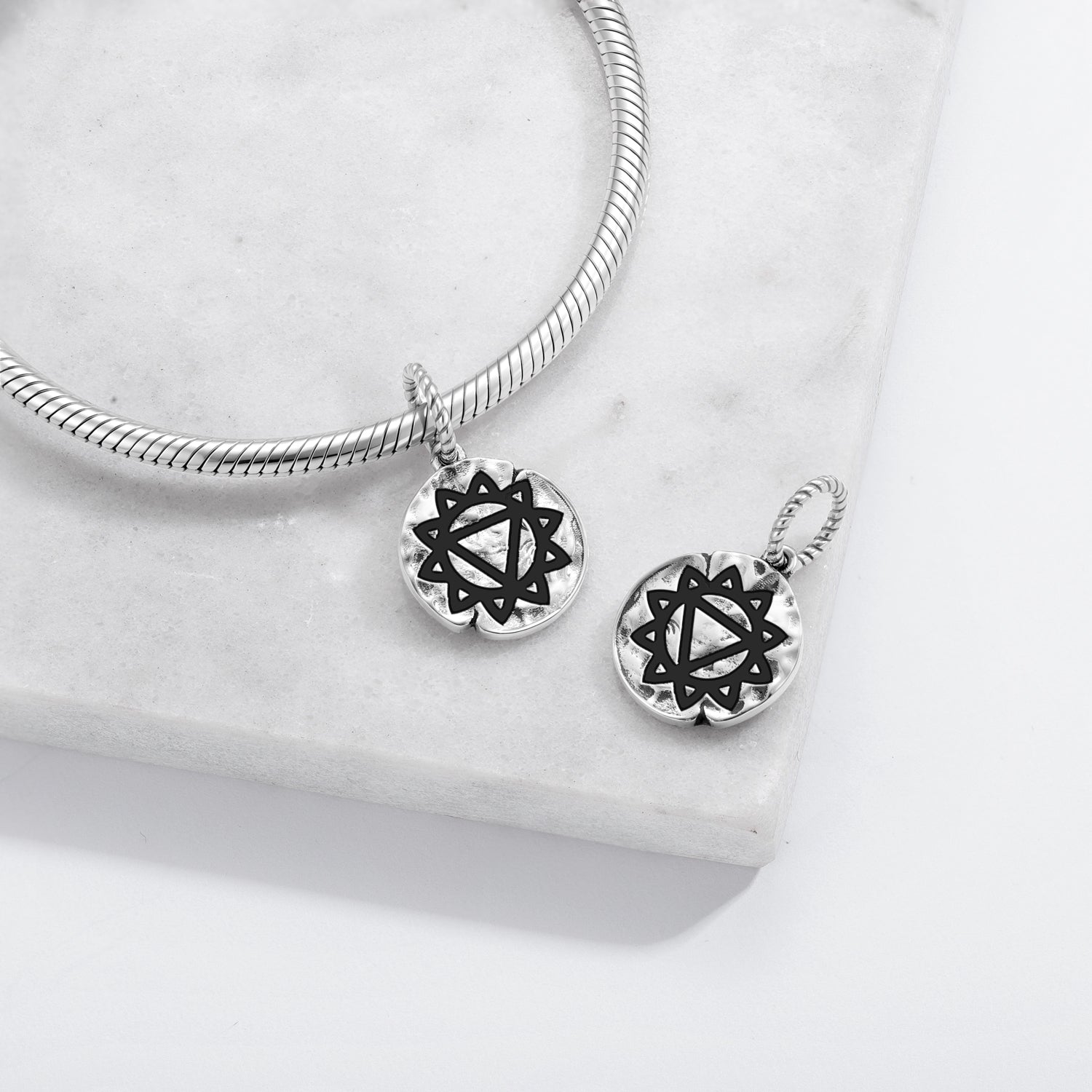 Chakra Manipura Solaire Plexus Chakra Symbole 925 Argent Sterling Texturé main Dangle Charm