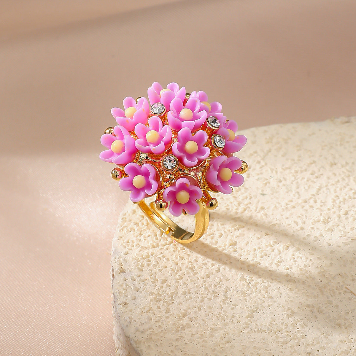Anneau de fleur de rose en trois dimensions avec des fleurs de résine en diamant