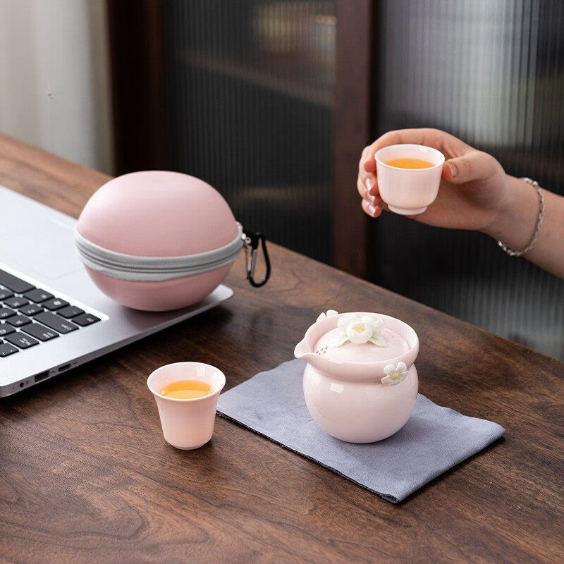 Set à thé portable en céramique fleurie à la main avec une théière et deux tasses