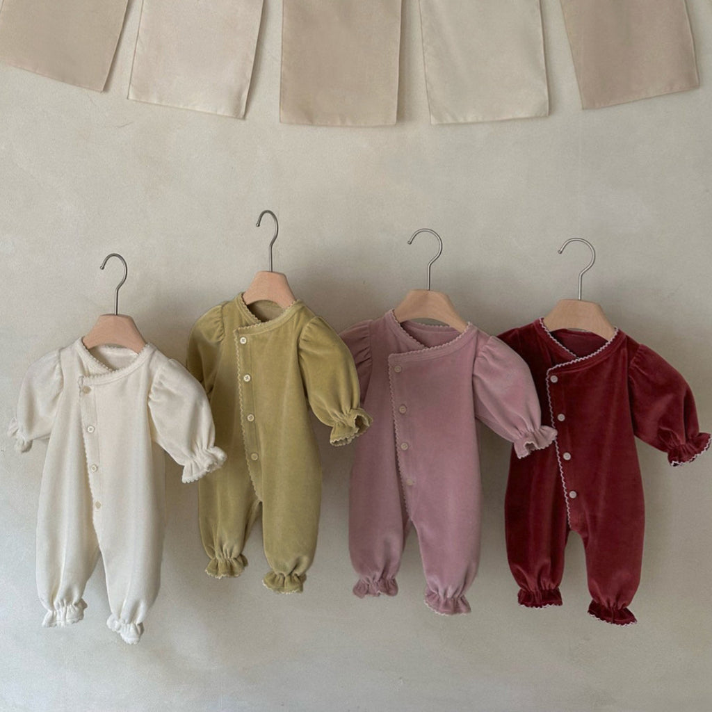 Romper en une seule pièce de style long avec une seule rangée de snaps pour bébés