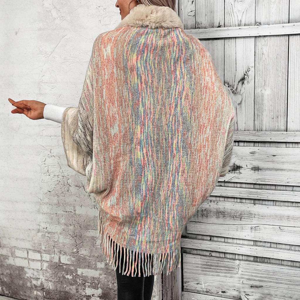 Chandail rayé arc-en-ciel à capuchon avec un collier de fourrure