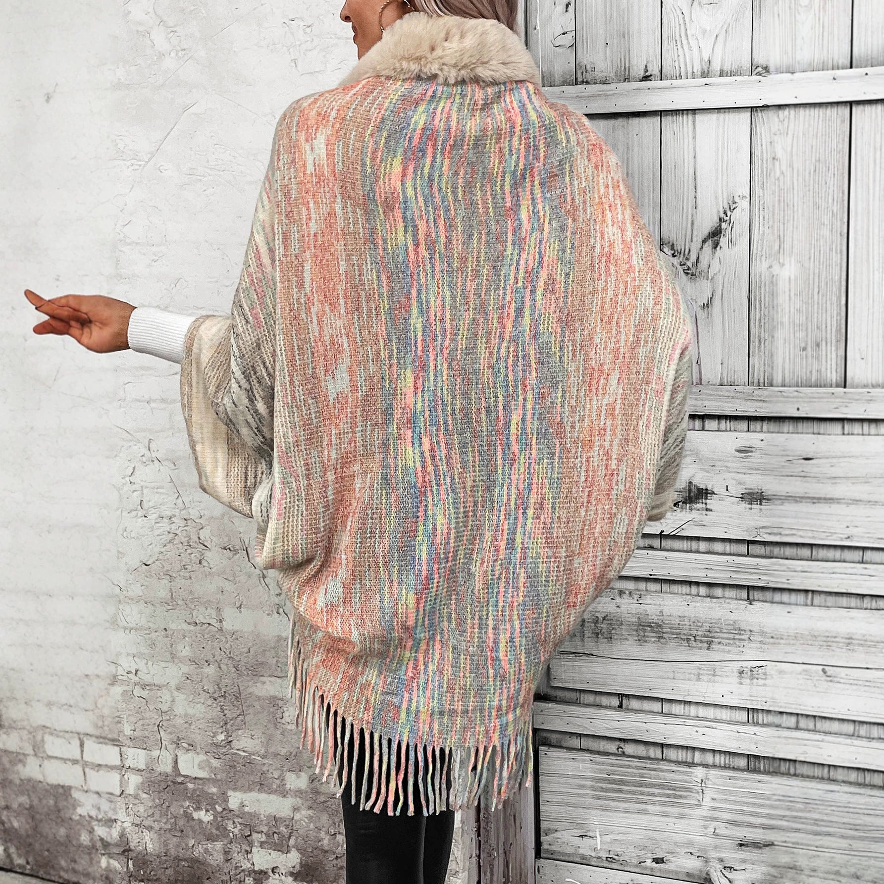 Chandail rayé arc-en-ciel à capuchon avec un collier de fourrure