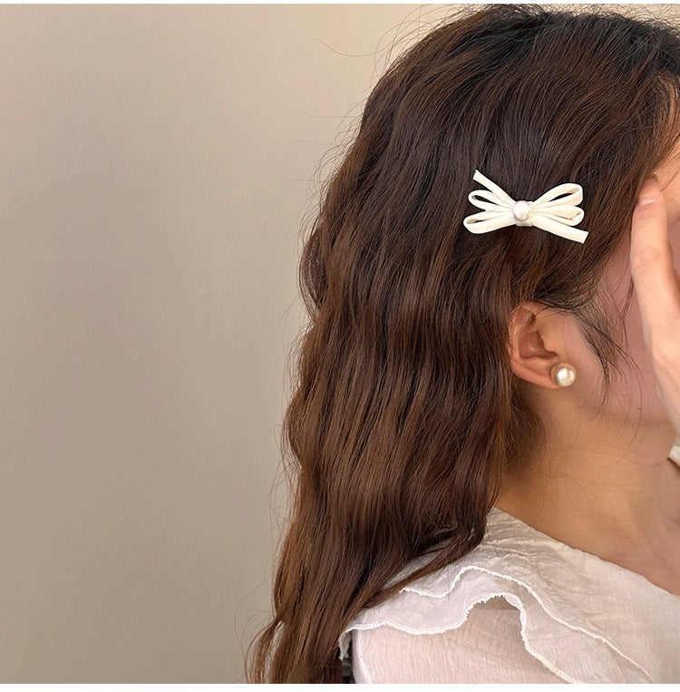 Clip latéral Bangs Pearl Bow Une paire de clips de canard