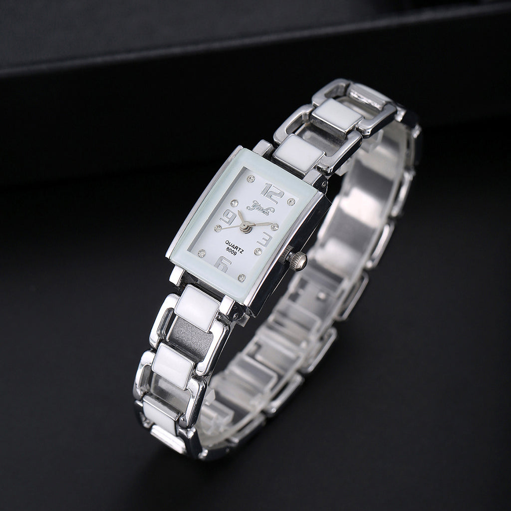 Femmes bracelet montre avec un cas carré incrusté de diamants