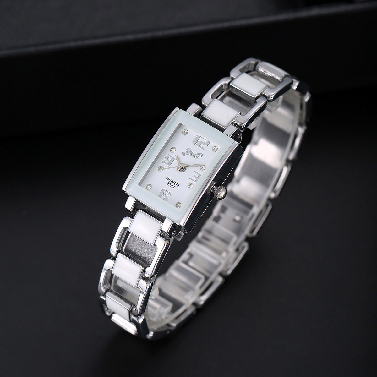 Femmes bracelet montre avec un cas carré incrusté de diamants