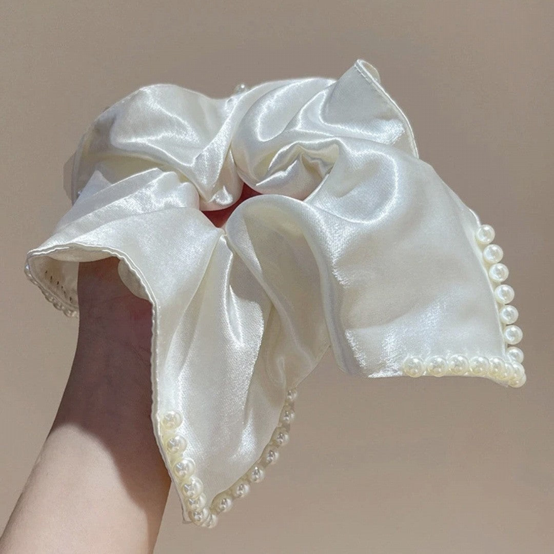 Écharpe carrée satinée et pileuse en tissu blanc-1