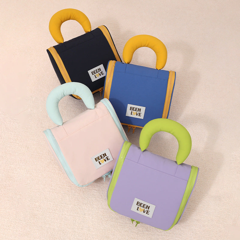 Laver un sac d'organisateur de maquillage de voyage