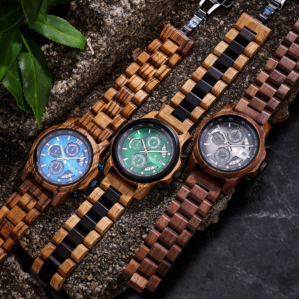 Vieille montre en bois pour jeunes hommes