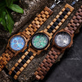 Vieille montre en bois pour jeunes hommes