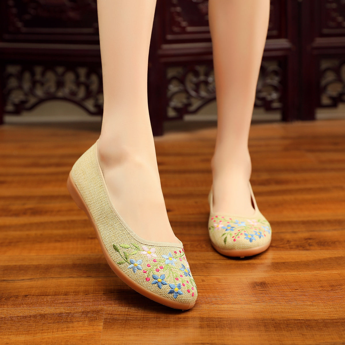 Chaussures de danse brodées d'âge moyen et aîné pour femmes