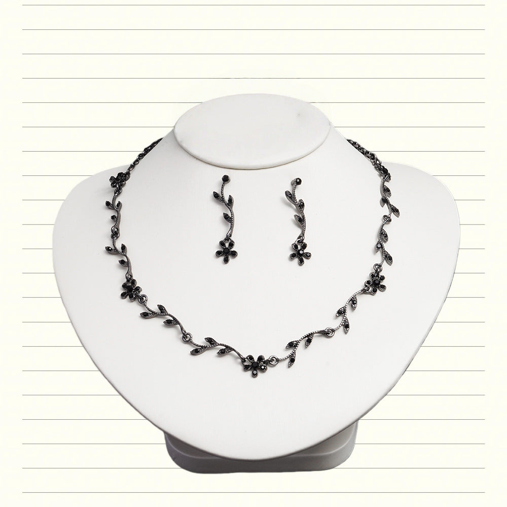 Style coréen d'hiver Fashionable léger luxe Feuille incrustée de diamant et collier en forme de fleur
