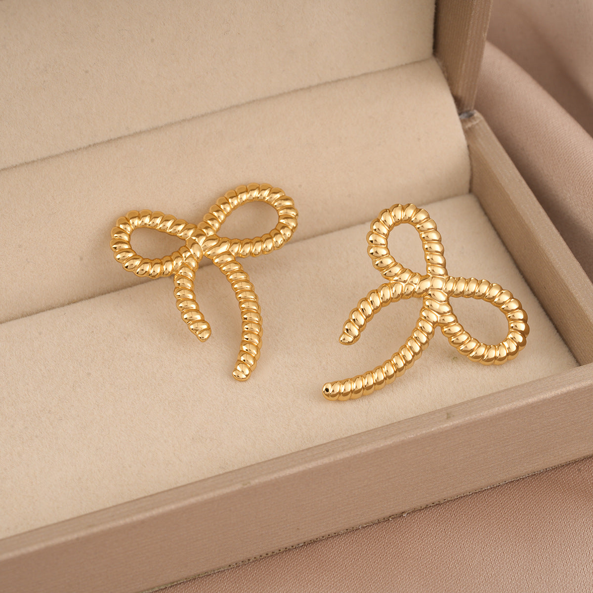Boucles d'oreilles européennes et américaines tendance Chanel-Style Bowknot pour les femmes