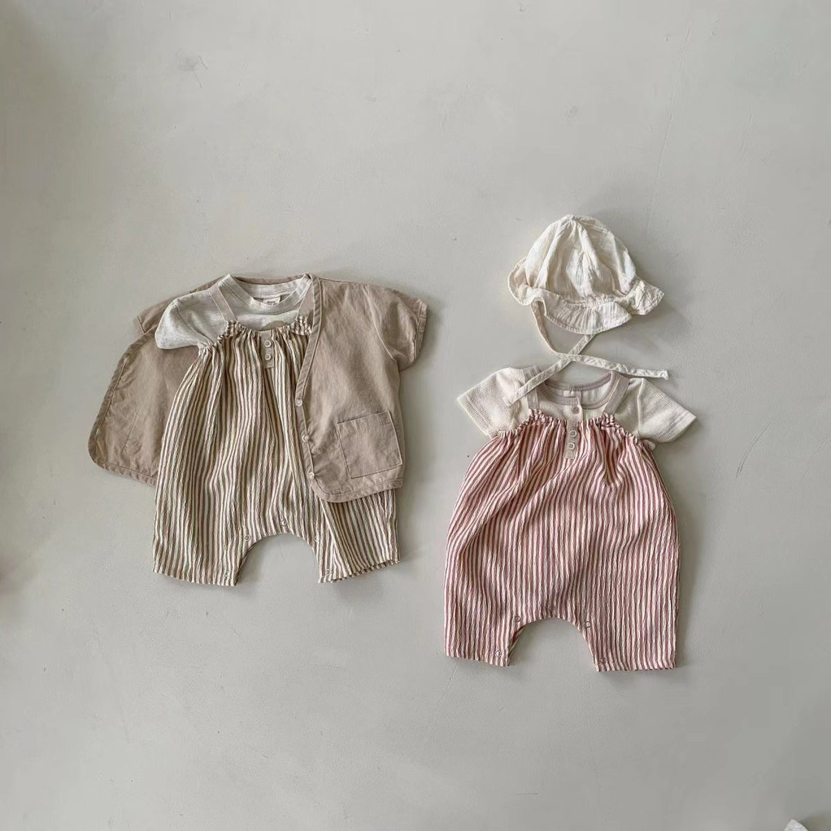 Bébé d'été mince verticale suspension rayée combinaison