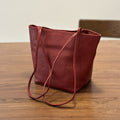 Vieux sac en cuir avec une poche amovible