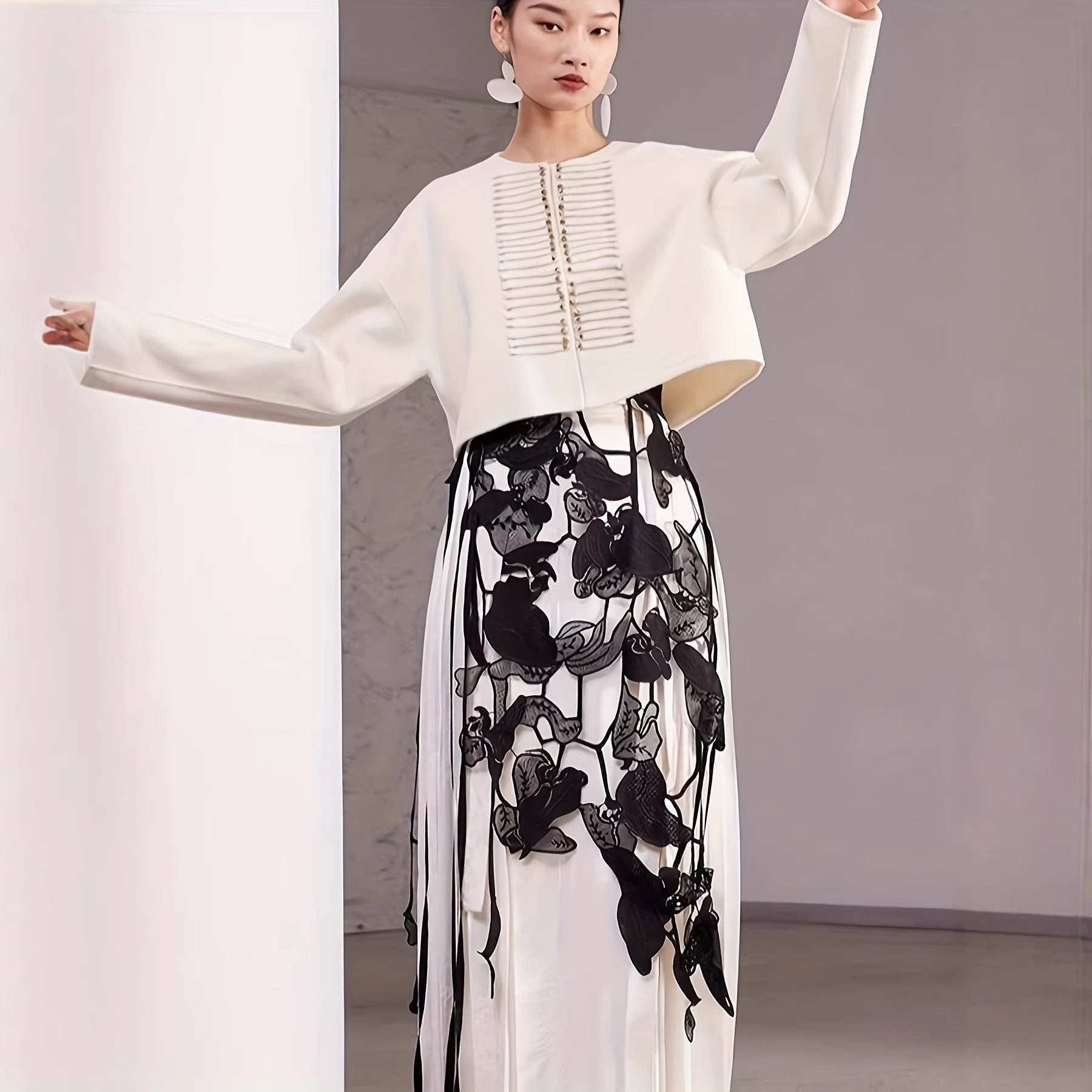 Jupe noire détaillée et détaillée avec une pointe amovible et un design en tie-waist