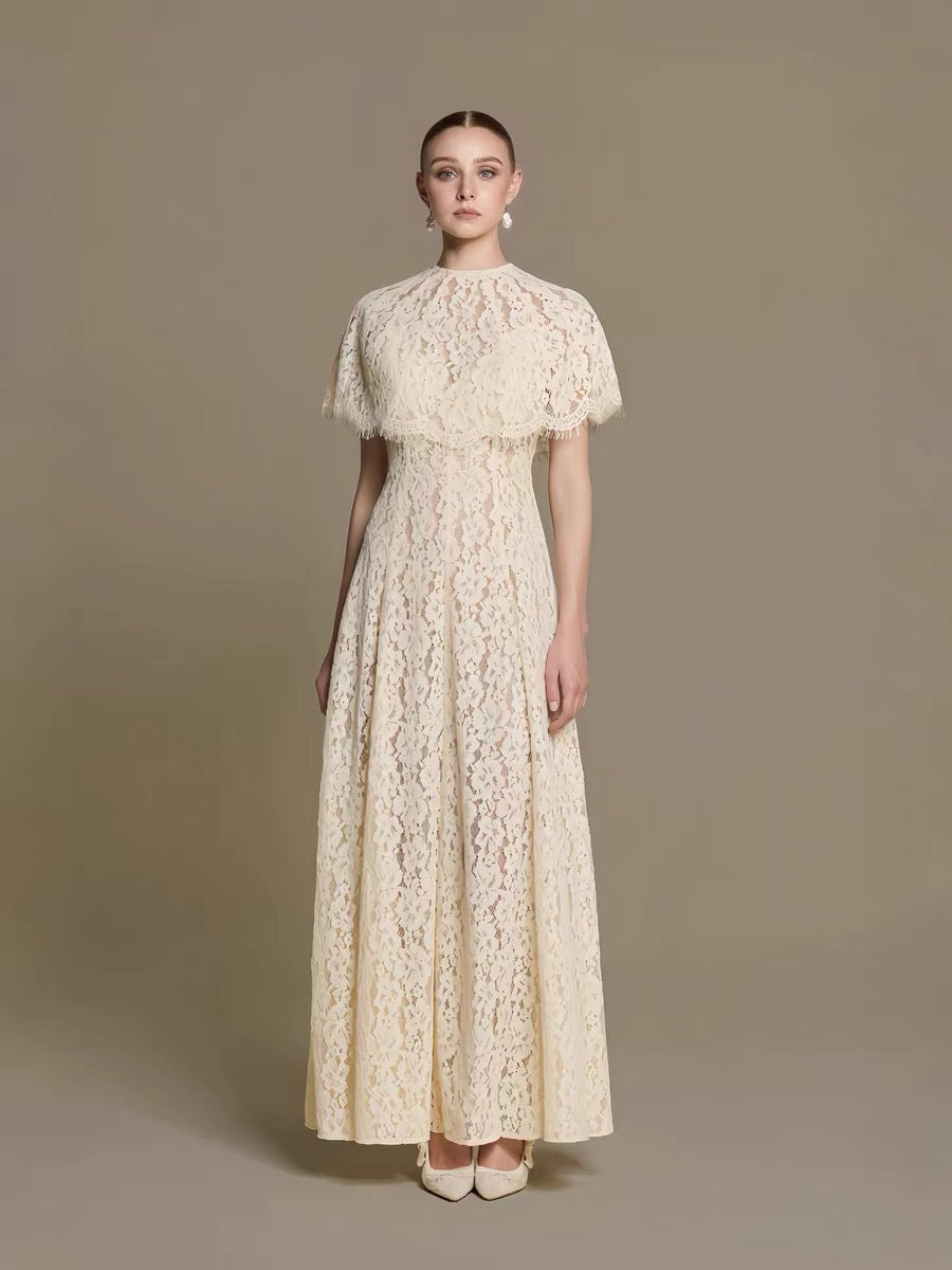 Crème de dentelle florale Cape Overlay Maxi Robe