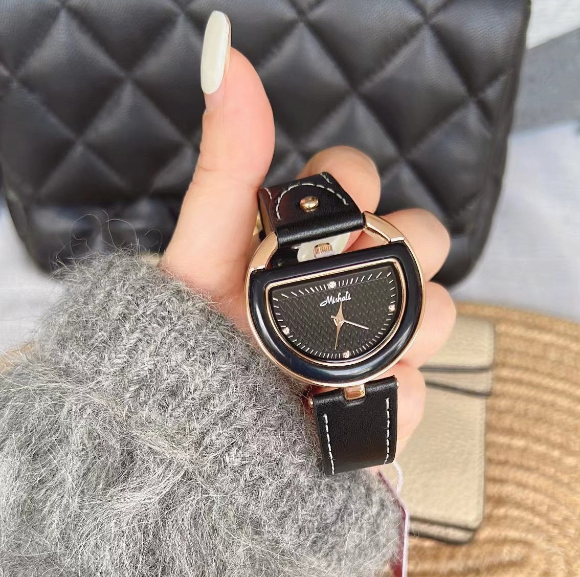 Montre haute de gamme rétro pour femmes avec un cadran demi-lune