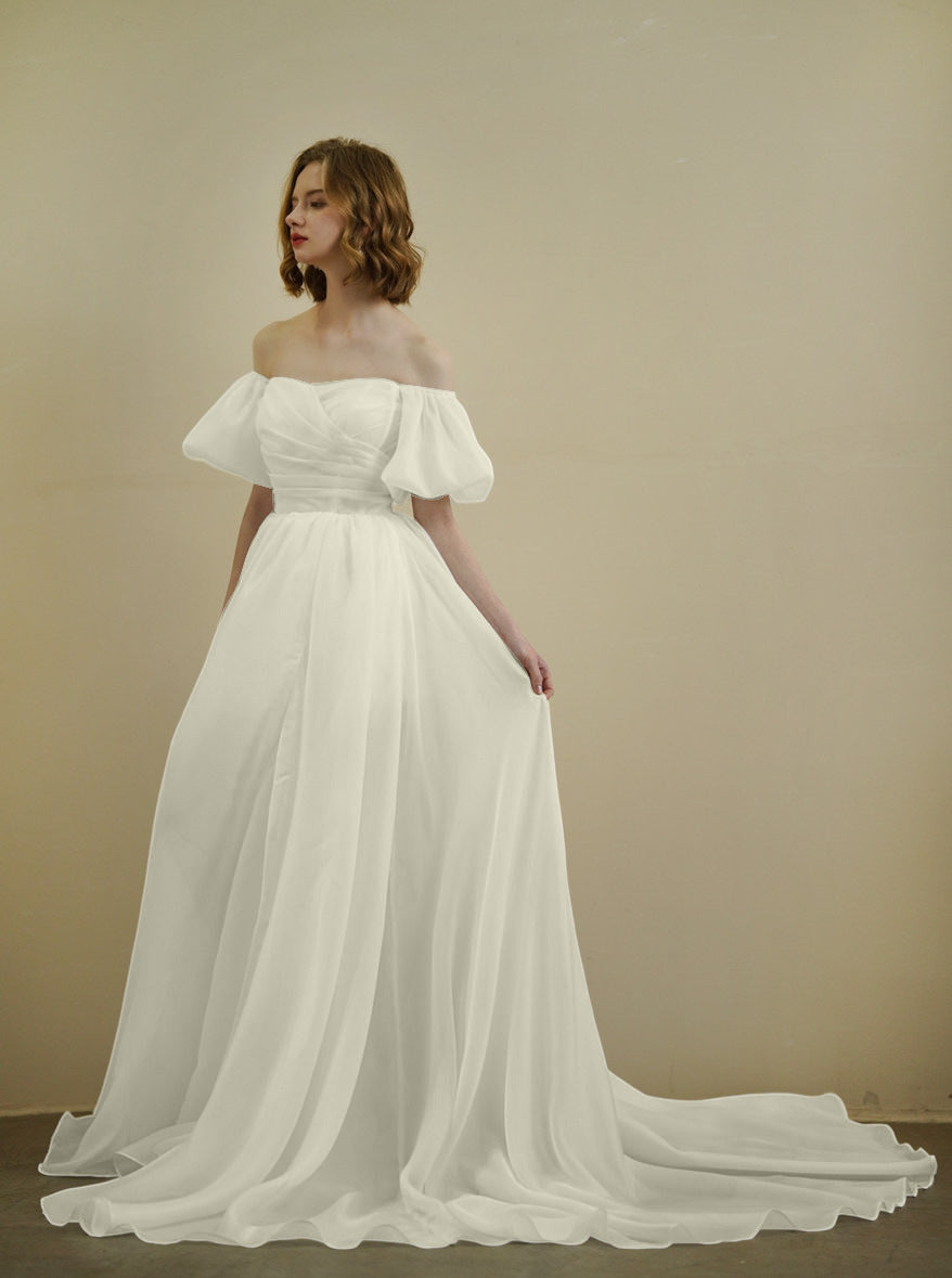 Robe de mariée légère avec un design minimaliste en mousseline et un élégant