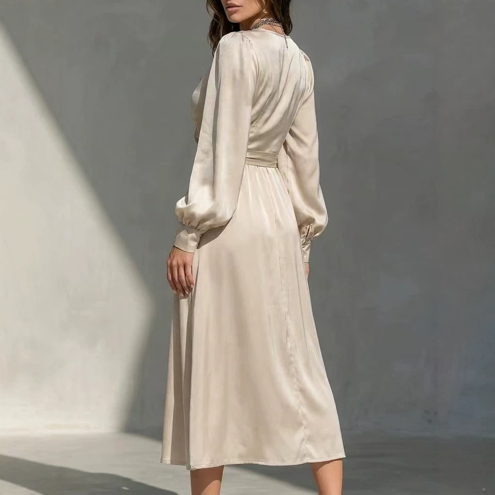 Élégante robe élégante à manches longues satinée de couleur solide