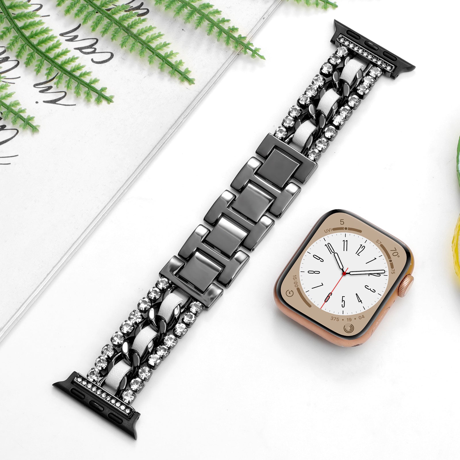 Bracelet en cuir de style Chanel avec éléments métalliques incrustés de diamants