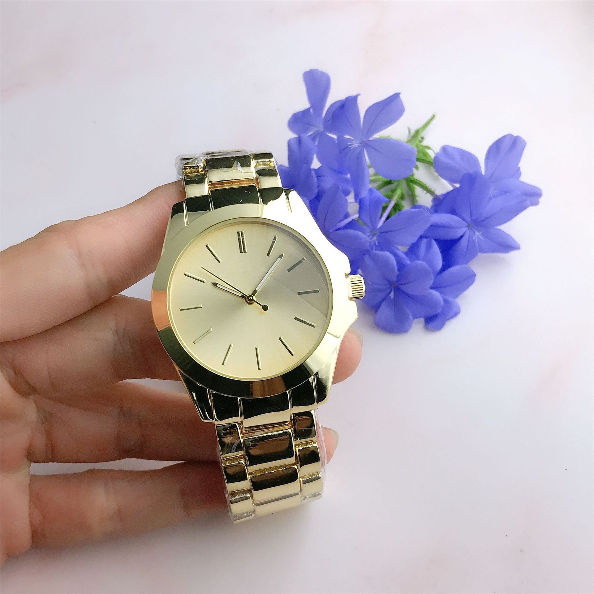 Elégance décontractée et créativité Quartz Wrist Watch Homme et femme Style de matching coréen Si