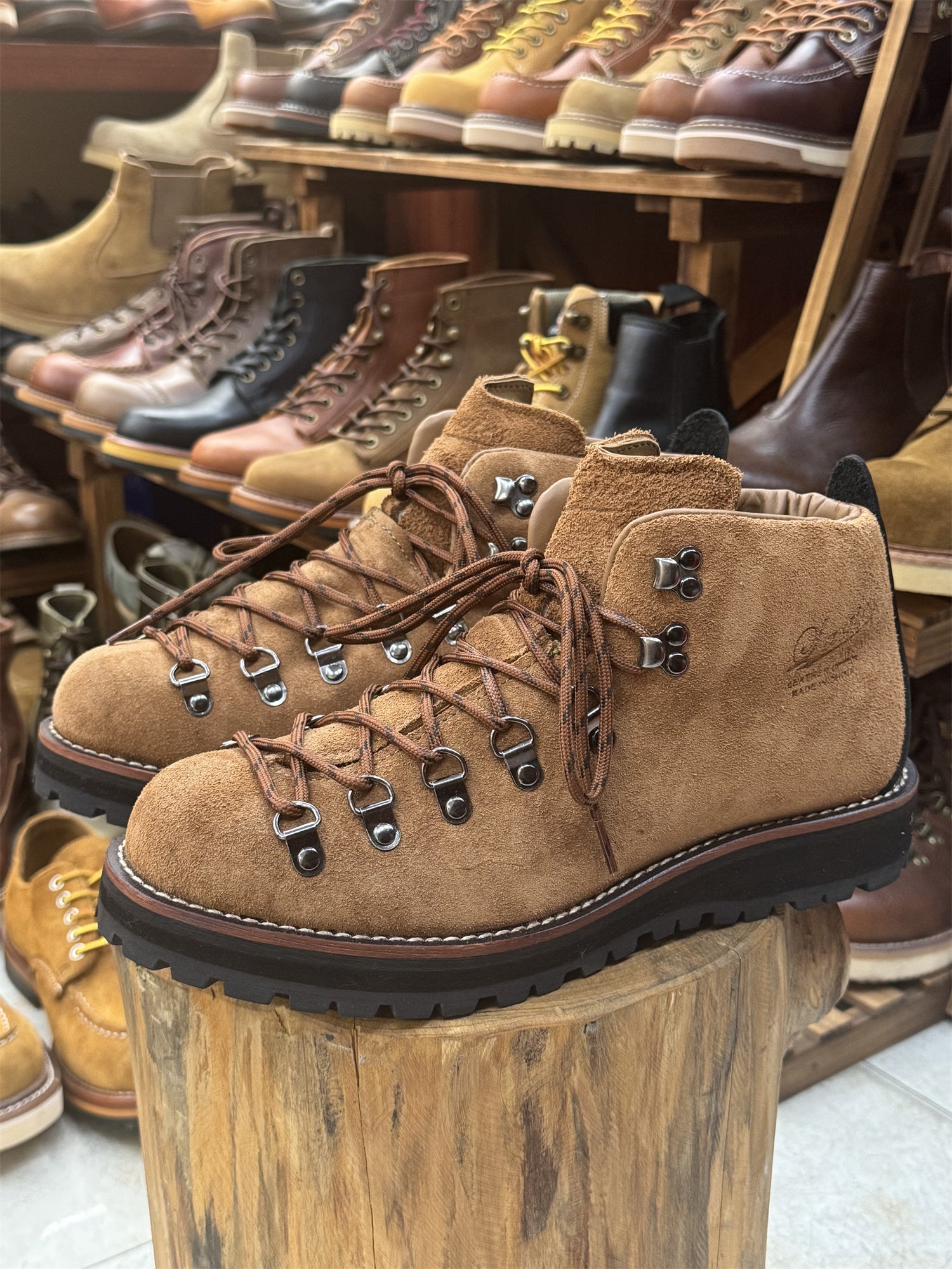 Bottes de travail imperméables de randonnée et de trekking à la main