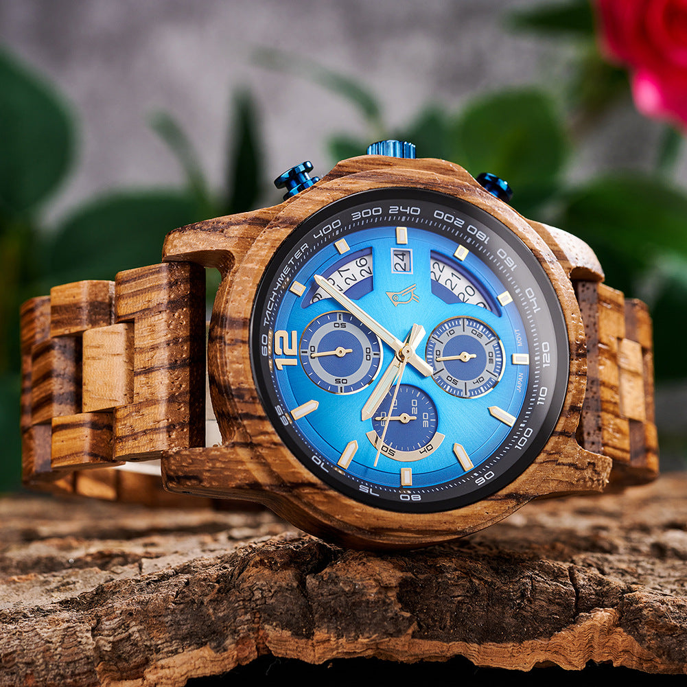 Vieille montre en bois pour jeunes hommes