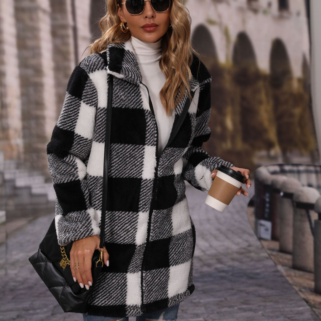 Un manteau long pour les femmes d'automne avec un collier de lapel