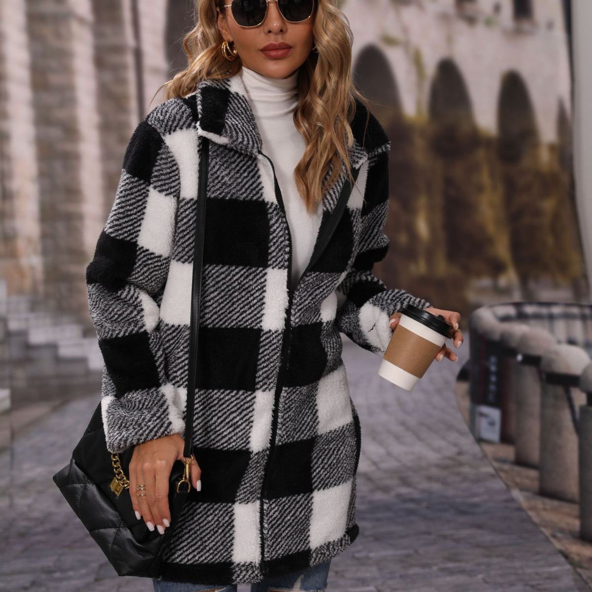 Un manteau long pour les femmes d'automne avec un collier de lapel