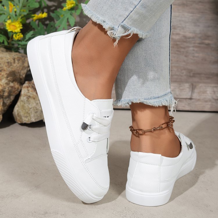Petites chaussures blanches