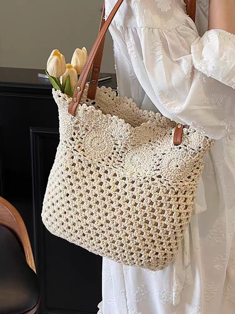 Sac d'épaule minimaliste de grande capacité tissé en paille occasionnelle