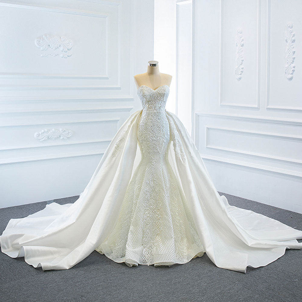 La robe de mariée porte deux sommets de queue de poisson