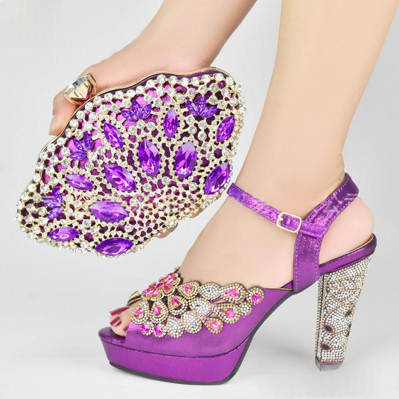 Sandales à talons hauts jumelées à un ensemble de sacs de soirée en forme de coquille en Strass