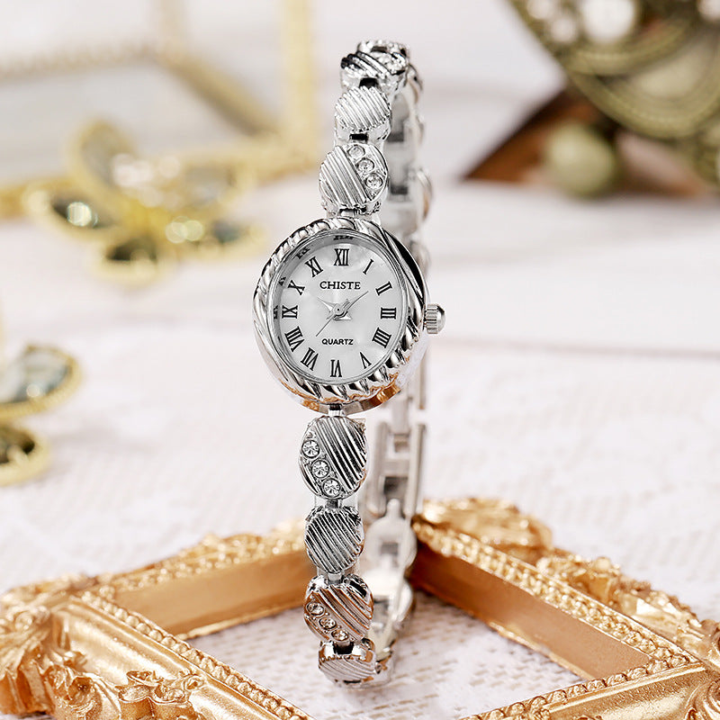 Montre bracelet en or une montre en quartz élégant avec une vibe mi-siècle et un